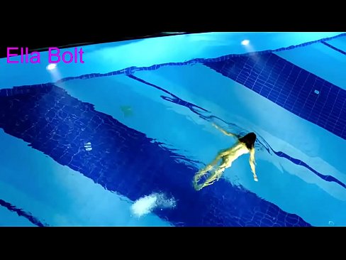 ❤️ Handikwanise kumira kuona, mudiki blonde akabatwa achishambira asina kupfeka muELLA BOLT resort pool ❤❌  ☑